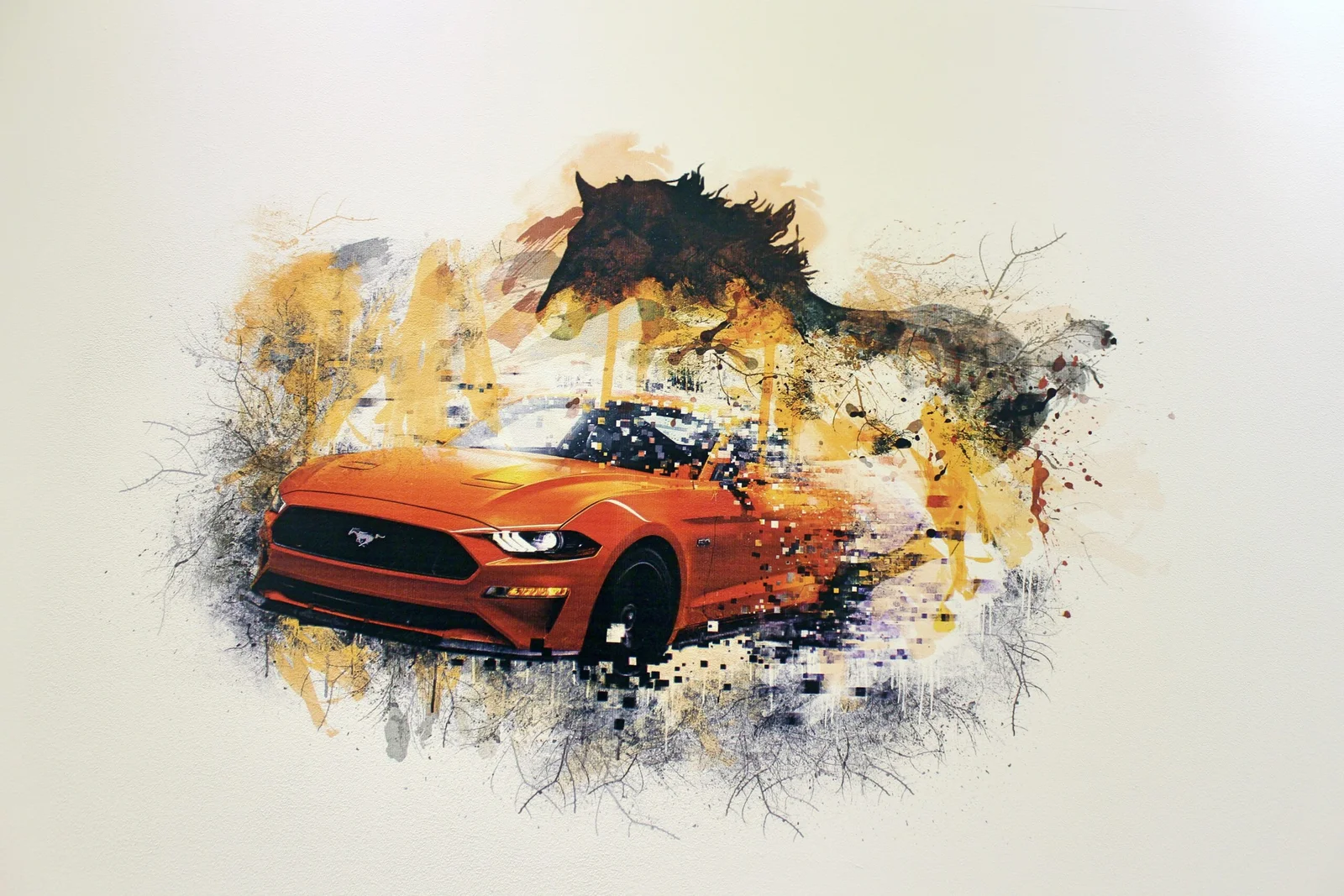 Oranžni avtomobil Mustang in konj v umetniški grafiki na steni