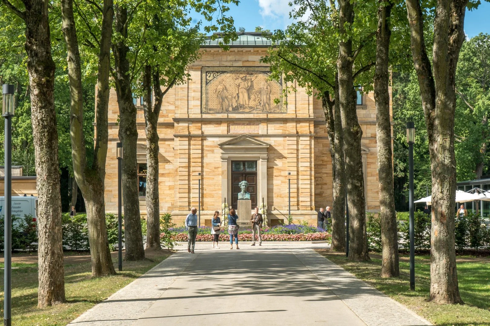 Zunanjost muzeja Richarda Wagnerja v Bayreuthu, obdana z drevesi